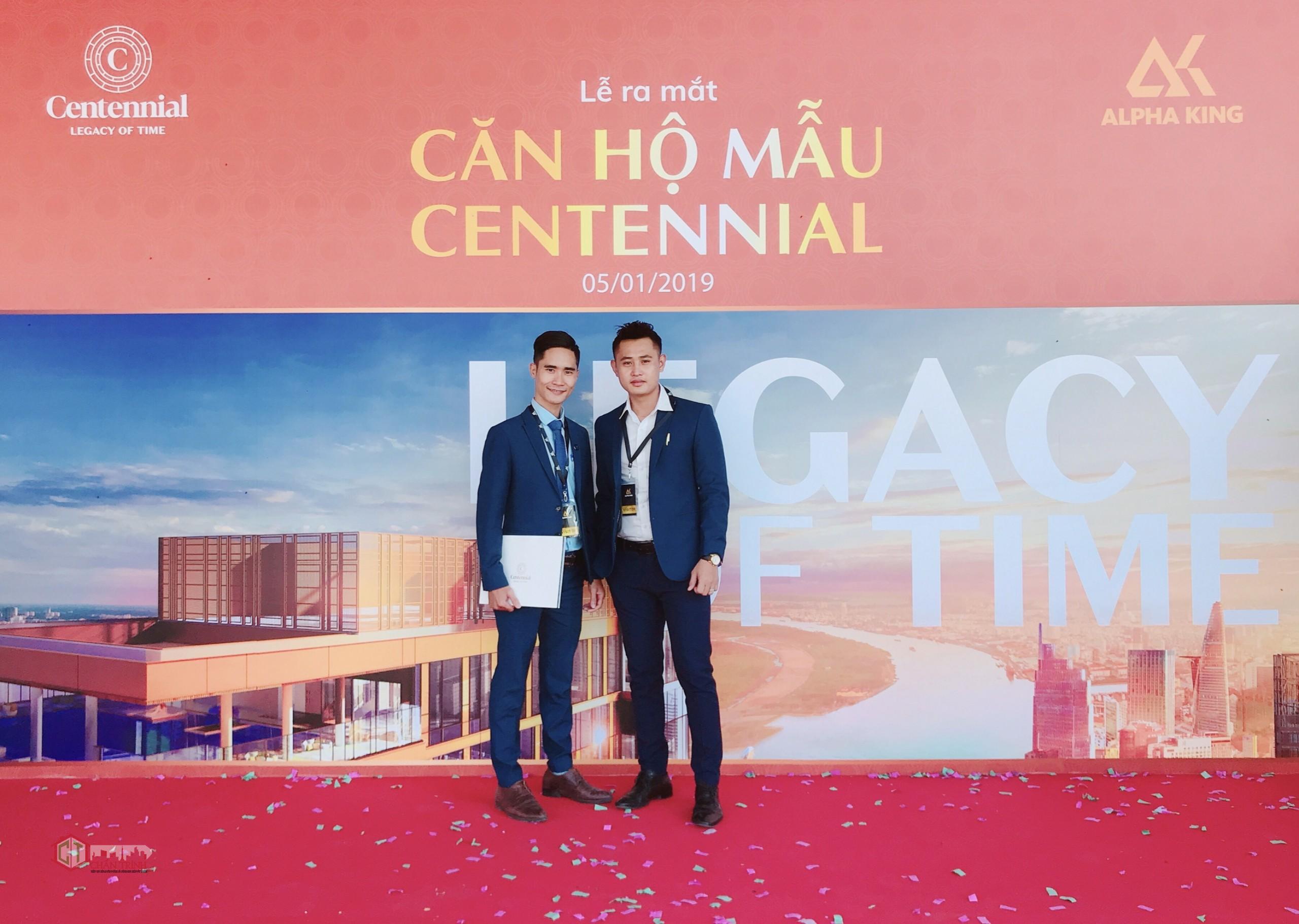 Chấn Trình bên trái, cùng đồng nghiệp tham dự lễ ra mắt Căn hộ mẫu Centennial